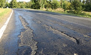 Auf der L 890 zwischen Bosseborn und Ottbergen löste sich vergangene Woche der Asphalt in großen Flatschen ab. - Simone Flörke