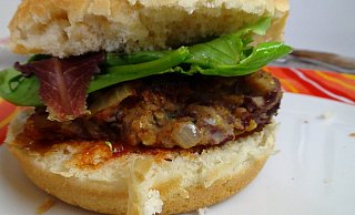 Zum Reinbeißen: Ein Burger auf vegane Art. - FOTO: CHMIELINSKI