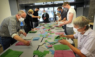 Auszählen der Kommunalwahl 2020 im Gütersloher Rathaus. Bei der Prüfung der Niederschriften stießen die Prüfer im Kreishaus an einigen Stellen auf Unstimmigkeiten und forschten noch einmal nach. - Andreas Frücht
