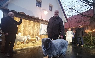 Die Krippe vor der Christuskirche ist selbst gebaut. Pfarrer Rolf Bürgers (l.) würdigt das Engagement der Presbyter Siegfried Bökemeier und Hartmut Schiermeier. - Susanne Barth