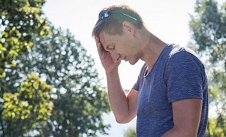 Zu viel Sonne, das kann für den Körper gefährlich werden. Im Kreis Herford kamen schon so einige Notfälle diese Woche ins Krankenhaus. - dpa-tmn