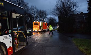 Sanitäter versorgten den Mann vor Ort. - Polizei Herford