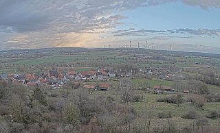 Blauer Himmel und dunkle Wolken. Der Blick vom Lattbergturm in Richtung Entrup, Bredenborn und Holzhausen, wie er auf panorama.entrup.info zu sehen ist. - Lattbergturm-Webcam