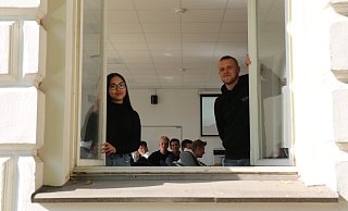 Thuy Trang und Leon Ohm stehen hier am Fenster eines Klassenraums am Berufskolleg. Im vergangenen Winter standen die Fenster an allen Schulen alle 20 Minuten offen. - Lena Kley (Archivfoto)