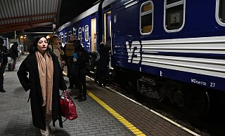 Reem Alabali Radovan (SPD), Bundesministerin für wirtschaftliche Zusammenarbeit und Entwicklung, steht auf ihrer Reise nach Kiew am Bahnsteig in Polen. - Hendrik Schmidt/dpa