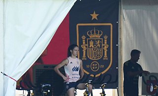 Weltfußballerin Aitana Bonmati ist in Lausanne eingetroffen - und strampelt auf einem Fahrrad-Ergometer in die Pedale. - Alessandra Tarantino/AP/dpa