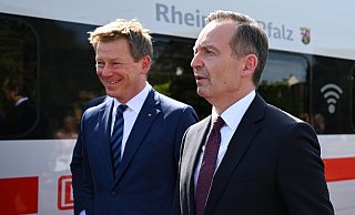 Verkehrsminister Volker Wissing (rechts) und Richard Lutz, Vorstandsvorsitzender der Deutschen Bahn (DB). - Arne Dedert/dpa