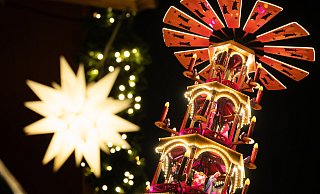 Schöne Weihnachtszeit: Im Kreis Paderborn gibt es im Dezember jede Menge Ausflugstipps für Familien. Unter anderem der Paderborner Weihnachtsmarkt lockt mit seiner großen Weihnachtspyramide. - Niklas Tüns