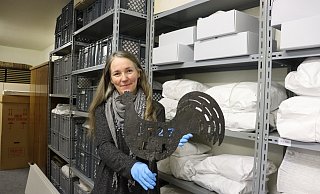Museumsleiterin Sonja Voss mit einem Wetterhahn von 1727. Bis jetzt ist nicht ganz klar, wo der mal gesessen hat. - Judith Gladow