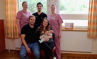 Niklas ist das 555. Baby, das in diesem Jahr im St. Ansgar Krankenhaus in Höxter zur Welt gekommen ist (hinten v.l.)): Hebamme Antonia Spieker, Assistenzarzt Frauenklinik Alberto Jaime Plancarte und Teamleitung Viktoria Weber und (vorne, v.l.) Vater Mathias und Mutter Jaqueline mit Niklas. - KHWE