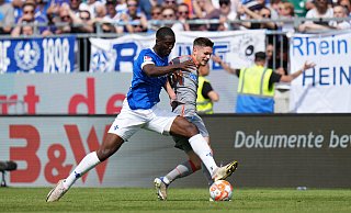 Darmstadts Patric Pfeiffer (l.) und Paderborns Florent Muslija kämpfen um den Ball. - picture alliance/dpa