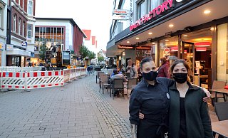 Janine Zimmermann und Betül Yazan sind Kassierinnen der "Backfactory" im Gehrenberg, vor der jetzt durch eine Baustelle ein Engpass entstanden ist. - Frank-Michael Kiel-Steinkamp