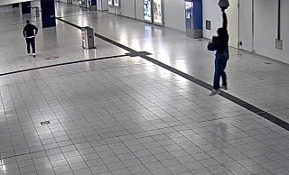 Im Mai schlagen nicht nur die Bäume aus, sondern manchmal auch Menschen - wie dieser Strecksprung an eine Kamera im Bielefelder Bahnhofstunnel belegt. - Bundespolizei Münster