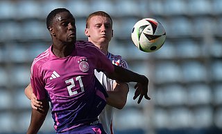 Paderborns U20-Nationalspieler Ilyas Ansah (l.), der sich hier beim 3:0-Erfolg in Italien ein Duell mit Pietro Comuzzo liefert, hatte auch beim 3:1-Heimsieg gegen Polen Grund zum Jubeln. - picture alliance