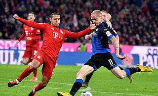 SCP-Stürmer Sven Michel (r.), hier gegen Bayern-Akteur Thiago, gab nach seiner Einwechslung richtig Gas und erzielte in München das zwischenzeitliche 2:2. - picture alliance/dpa