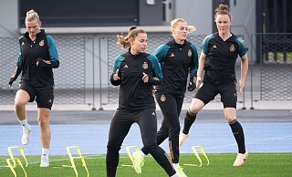 Alexandra Popp (l-r), Lena Oberdorf, Laura Freigang und Marina Hegering beim Training. - Sebastian Christoph Gollnow/dpa