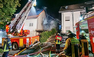 Rund 60 Einsatzkräfte der Borchener Feuerwehr löschten in der Nacht zu Donnerstag einen Carportbrand an der Straße „Zur Dicken Linde". - Ralph Meyer