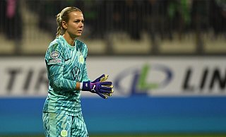 Frohms kann die Niederlage der Wolfsburgerinnen gegen Leverkusen nicht verhindern. - Swen Pförtner/dpa