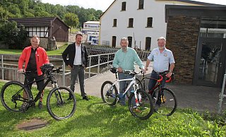 Natur- und Landschaftsführer Hermann Ludwig (v. l.), Michael Kohlschein, Geschäftsführer der Warburger Brauerei, Jan-Henrik Baum von der Bürgerbrauzunft in Nieheim und Günter Haas, Geschäftsführer der Schlossbrauerei Rheder. - Dieter Scholz