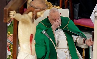 Musste in eine Klinik: der Papst. (Archivbild) - Alessandra Tarantino/AP/dpa