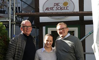 Freuen sich auf die Wiedereröffnung nach fünf langen Monaten (v.l.n.r.): Bernd Tönsing, Sarah Diehl, Torben Tönsing) - Claus Frickemeier
