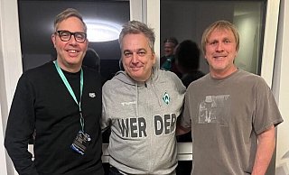 11-Freunde-Chefredakteur Philipp Köster (v. l.), Kult-Moderator Arnd Zeigler und Kult-Fußballer Ansgar Brinkmann "glühten" in Alm-Nähe vor. - Privat
