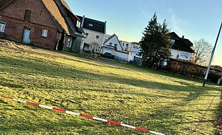 Auf diesem Grundstück an der Bielefelder Straße sollen bald eine Kita und Wohnungen entstehen. Vor dem roten Backsteinhaus stand der Baum, der als erhaltenswert eingestuft war. - Jens Reddeker