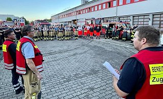 Die Feuerwehrbereitschaft Paderborn bei einer Einsatzbesprechung am Mittwochabend vor der Kreisfeuerwehrzentrale. 80 Personen und 20 Fahrzeuge machen sich von dort auf den Weg nach Altena. - Ralph Meyer