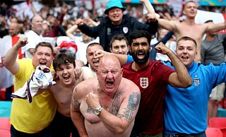 Englische Fußballfans feiern den Sieg gegen Deutschland - Schulter an Schulter - im Wembley Stadion. - Foto: Nick Potts/PA Wire/dpa