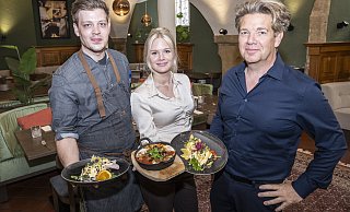 Tristan Schröder (v. l.), Dominika Golinski und Andreas Oehme präsentieren verschiedene Varianten des Egg Benedict. - Jörg Dieckmann