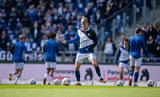 Julian Kania betrat den Rasen der Hannoveraner Arena lediglich beim Aufwärmen. Während der 90 Minuten schmorte der Angreifer auf der Bank. - Teresa Kroeger