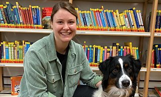 Aufmerksam blickt die Australian-Shepherd-Hündin „Neela“ in die Kamera: Sie ist die neue Schulhündin an der Grundschule am Auewald und soll die Kinder beim Lernen unterstützen. - Jeannine George/Grundschule am Auewald