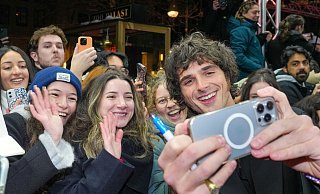 Nahbar, lieb, süüüüß: Schauspieler Jacob Elordi macht auch mal Selfies mit Fans. (Archivbild) - Soeren Stache/dpa