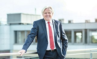 Platz mit Ausblick: Hans Beckhoff steht auf einer Galerie am Hauptsitz von Beckhoff Automation in Verl. - Beckhoff