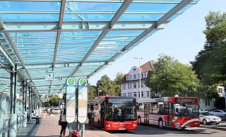 Bushaltestelle am Herforder Bahnhof: In der Stadt sind bislang erst 25 von 304 Haltestellen komplett barrierefrei ausgebaut. - Frank-Michael Kiel-Steinkamp