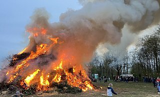 Im Kreis Gütersloh lodern auch im Jahr 2025 wieder viele Osterfeuer auf. - Gabriele Grund Im Kreis Gütersloh lodern auch im Jahr 2025 wieder viele Osterfeuer auf. - Gabriele Grund
