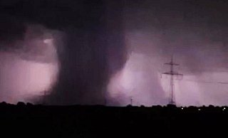 War das ein Tornado? Ein Leser hat dieses Foto in Nordhemmern (Kreis Minden-Lübbecke) aufgenommen. - Foto: privat/David Pfaffl