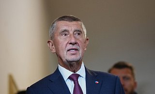 Der Vorsitzende der Oppositionsbewegung ANO, Andrej Babis, kommt zur Stimmabgabe in ein Wahllokal in Ostrava. - Petr David Josek/AP/dpa