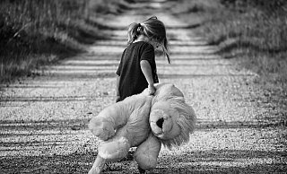 Ein Vater soll seine Tochter sexuell missbraucht haben und muss sich vor dem Landgericht verantworten. - Pixabay