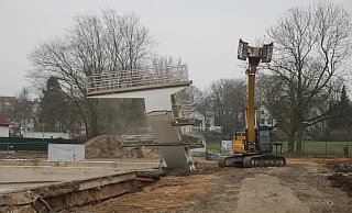 Ein Hydraulikbagger, umgangssprachlich auch Specht genannt, hat den Sprungturm in wenigen Minuten zu Boden gebracht. - Florian Weyand