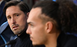 Co-Trainer Jan Fießer (l) vertrat den erkälteten Eintracht-Chefcoach Dino Toppmöller auf der Pressekonferenz. - Arne Dedert/dpa