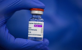 Ein Fläschchen mit dem Astrazeneca-Wirkstoff gegen Corona. - Foto: Robert Michael/dpa-Zentralbild/dpa