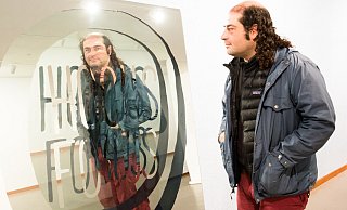 Navid Nuur in seiner Ausstellung Hocus Focus. Seine Kunst ist verspielt, und lädt zum selbst aktiv werden ein. - Ralf Bittner