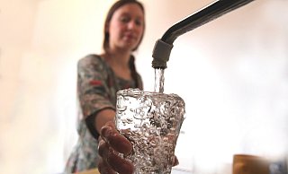 Das nahrungsmittel Wasser wird auch in den trockenstend Sommern aus dem Wasserhahn fließen. Da sind sich die Wasserversorger sicher. - Andreas Sundermeier