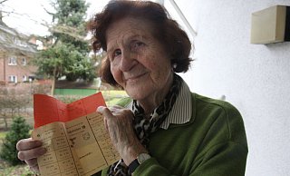 Rabattmarken: Waltraud Petzold zeigt ihre Erinnerungen an die Kriegsjahre. - Nicole Sielermann