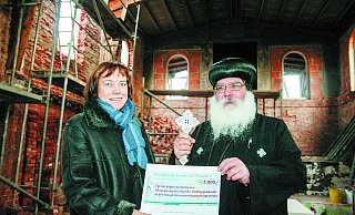 "Tolle Idee": Präses Annette Kurschus und der koptische Generalbischof Anba Damian im Kesselhaus der ehemaligen Kaserne, das zu einer Kirche umgebaut wird. - Burkhard Battran