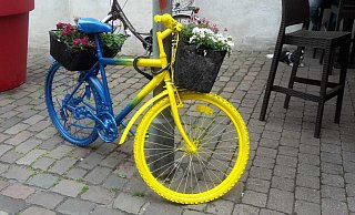 Fahrräder in verschiedenen Farben machen die Höxteraner Innenstadt bunter. - Michaela Bast