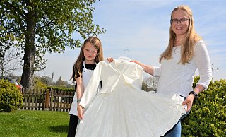 Die neunjährige Emma und ihre Mutter Yvonne Pape zeigen das festliche Kleid, das die Grundschülerin am Weißen Sonntag tragen wollte.  - Karin Prignitz