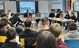 Die Europaschule hatte geladen und Bürgermeister Lars Bökenkröger standen Schülerinnen und Schülern Rede und Antwort in Sachen Schulbusse und Eltern-Taxis. - Nicole Sielermann