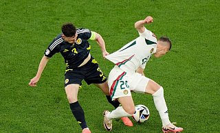 Die Ungarn um Roland Sallai (r) holten gegen Andrew Robertson und Schottland einen späten Sieg. - Bradley Collyer/PA Wire/dpa